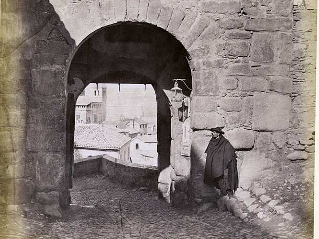 Puerta de Valmardón (Toledo). Siglo XIX. Foto Jean Laurent